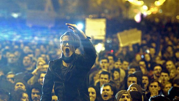 A demonstrator shouts anti corruption slogans during a street protest in Bucharest, Romania November 4, 2015. A demonstrator shouts anti corruption slogans during a street protest in Bucharest, Romania November 4, 2015. - Sputnik International