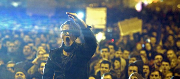 A demonstrator shouts anti corruption slogans during a street protest in Bucharest, Romania November 4, 2015. - Sputnik International