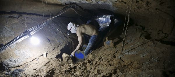 A Palestinian worker repairs a smuggling tunnel after it was flooded by Egyptian security forces, beneath the border between Egypt and southern Gaza Strip November 2, 2015. - Sputnik International