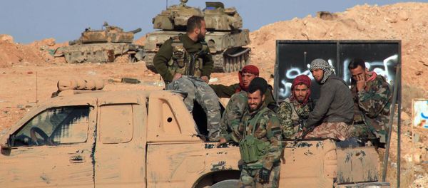 Syrian pro-government forces gather on the only road into the government-held side of Aleppo after they reported recaptured it from Islamic State group fighters, on Novembre 4, 2015 - Sputnik International