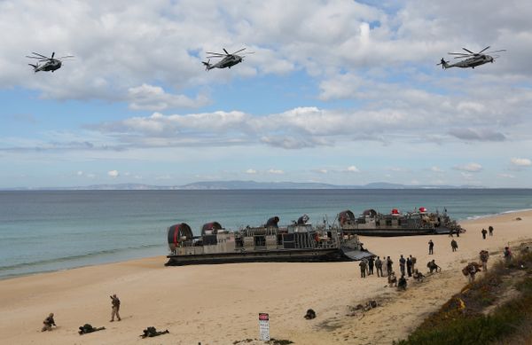 U.S. navy helicopters fly over U.S. Navy hovercraft during the NATO Trident Juncture exercise 2015 at Raposa Media beach in Pinheiro da Cruz, south of Lisbon - Sputnik International