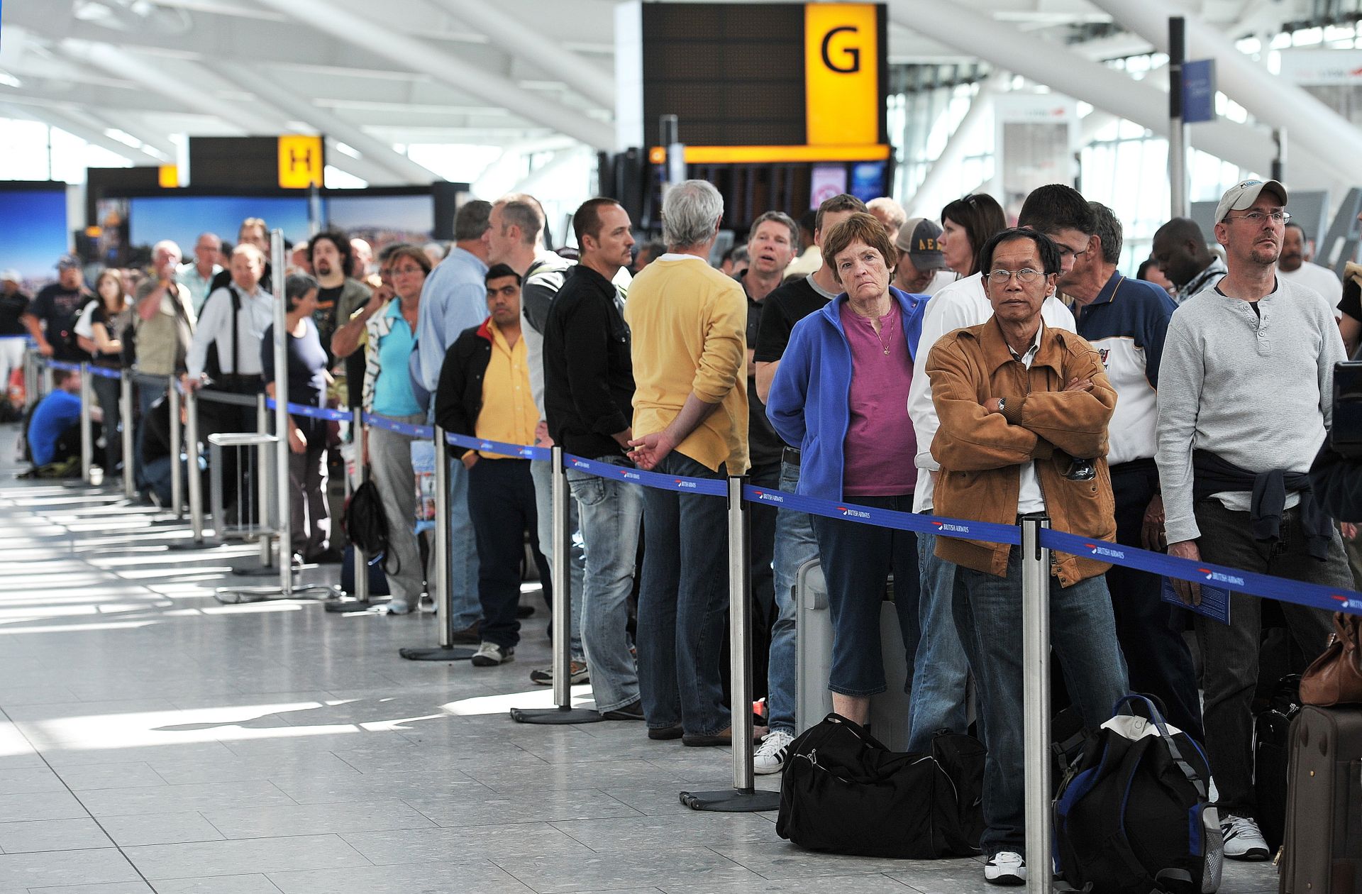 Passengers wait in line for delayed British Airways flights inside Heathrow Airport in London. (File) - Sputnik International, 1920, 29.12.2021