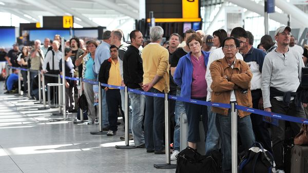 Passengers wait in line for delayed British Airways flights inside Heathrow Airport in London. (File) - Sputnik International