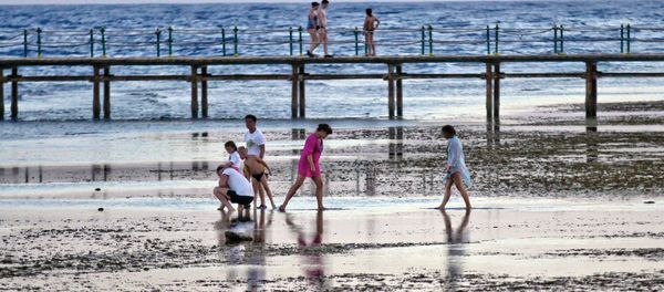 Tourists walk by the beach at the Egyptian Red Sea resort of Sharm el-Sheikh on November 2, 2015. Tourists walk by the beach at the Egyptian Red Sea resort of Sharm el-Sheikh on November 2, 2015. - Sputnik International