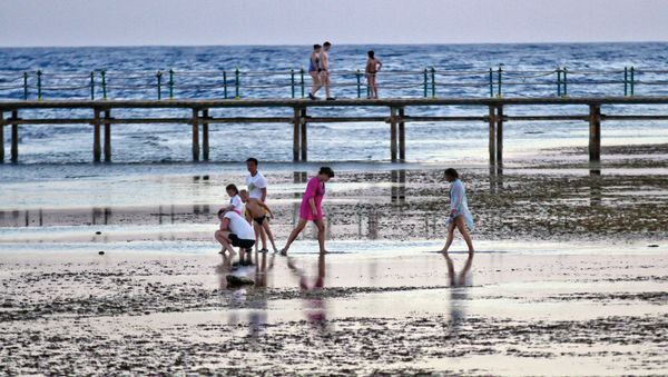 Tourists walk by the beach at the Egyptian Red Sea resort of Sharm el-Sheikh on November 2, 2015. - Sputnik International