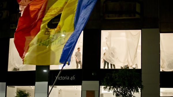People re-decorate a shop as Romanians waving a flag fill the Calea Victoriei, a main avenue of the Romanian capital, during a large protest in Bucharest, Romania, Tuesday, Nov. 3, 2015.  - Sputnik International