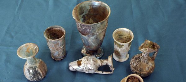 Glassware, potteries and golden earrings that have been recently unearthed by Syrian archeologists in a cemetery in Hina town. (File) - Sputnik International