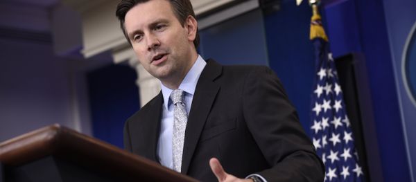White House press secretary Josh Earnest speaks during the daily briefing at the White House in Washington. White House press secretary Josh Earnest speaks during the daily briefing at the White House in Washington. - Sputnik International