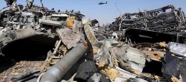he remains of a Russian airliner are seen as an Egyptian military helicopter flies over the crash site in al-Hasanah area at El Arish city, north Egypt, November 1, 2015 he remains of a Russian airliner are seen as an Egyptian military helicopter flies over the crash site in al-Hasanah area at El Arish city, north Egypt, November 1, 2015 - Sputnik International