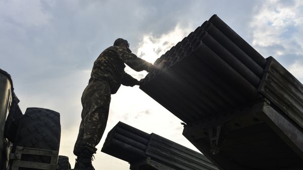 An Ukrainian soldier looks at a Grad multiple rocket launcher system, near the eastern Ukrainian city of Shchastya, Lugansk region, on August 18, 2014 - Sputnik International