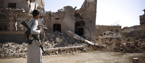 A Shiite fighter, known as a Houthi, look at a house destroyed by Saudi-led airstrikes in Sanaa, Yemen, Wednesday, Oct. 28, 2015 - Sputnik International