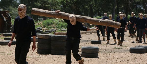 Rebel fighters from the First Battalion under the Free Syrian Army take part in a military training on May 4, 2015, in the rebel-held countryside of the northern city of Aleppo - Sputnik International