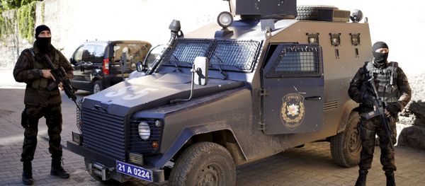Members of the Turkish police special forces stand guard near a polling station during the parliamentary election in Diyarbakir, Turkey, in this November 1, 2015 file photo - Sputnik International