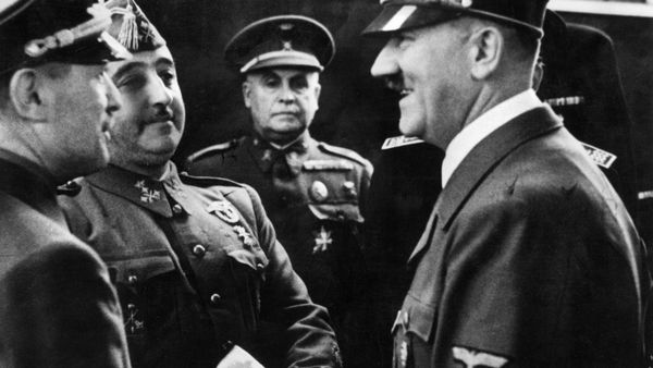 Nazi leader German Chancellor Adolf Hitler (R) shakes hands with Spanish Generalissimo Francisco Franco at Hendaye train station on the French-Spanish border 23 October 1940. Nazi leader German Chancellor Adolf Hitler (R) shakes hands with Spanish Generalissimo Francisco Franco at Hendaye train station on the French-Spanish border 23 October 1940. - Sputnik International