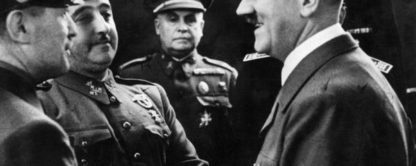 Nazi leader German Chancellor Adolf Hitler (R) shakes hands with Spanish Generalissimo Francisco Franco at Hendaye train station on the French-Spanish border 23 October 1940. - Sputnik International