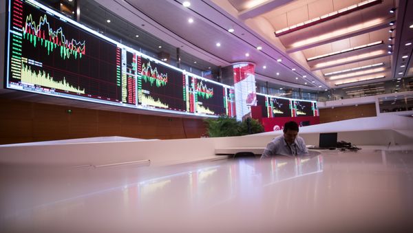 A man works on the trading floor at the Shanghai Stock Exchange in the Lujiazui Financial district of Shanghai on September 22, 2015 - Sputnik International