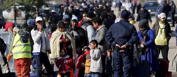 Migrants wait to enter a registration camp in Presevo, Serbia October 25, 2015 - Sputnik International