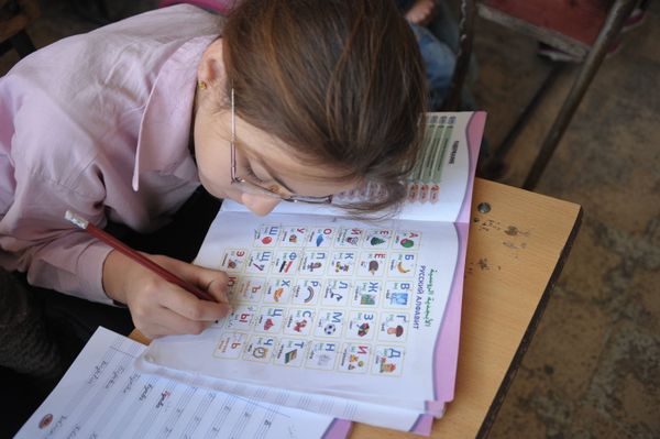 Girl in Latakia studies the Russian alphabet. - Sputnik International