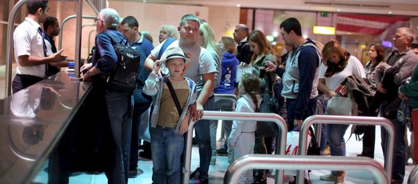Russian tourists arrive to start their vacations at the airport of the Red Sea resort of Sharm el-Sheikh, Egypt November 6, 2015 Russian tourists arrive to start their vacations at the airport of the Red Sea resort of Sharm el-Sheikh, Egypt November 6, 2015 - Sputnik International