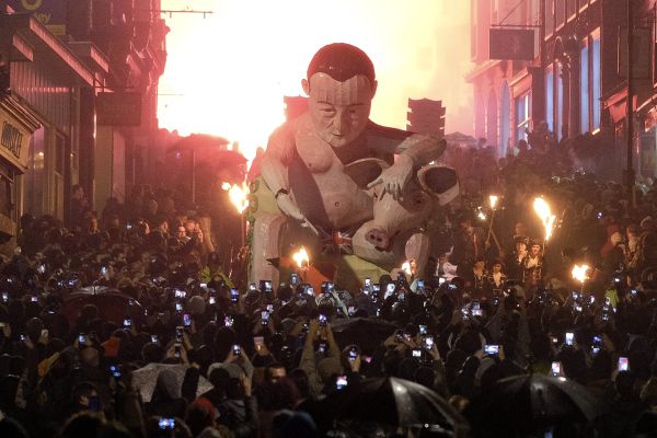 Spectators use smartphones to photograph an effigy depicting Britain's Prime Minister David Cameron as it is paraded through the streets of Lewes in Sussex, southern England on November 5, 2015, during the traditional Bonfire Night celebrations. - Sputnik International