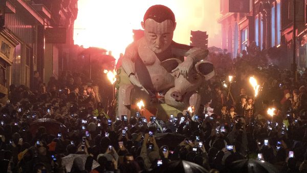 Spectators use smartphones to photograph an effigy depicting Britain's Prime Minister David Cameron as it is paraded through the streets of Lewes in Sussex, southern England on November 5, 2015, during the traditional Bonfire Night celebrations. - Sputnik International