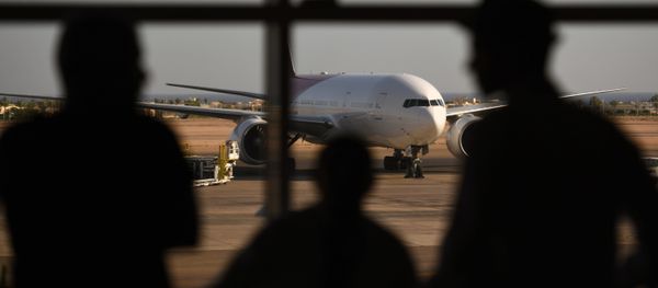 Tourists look out at a Russian plane on the tarmac of the airport in Egypt's Red Sea resort of Sharm el-Sheikh on November 6, 2015 - Sputnik International