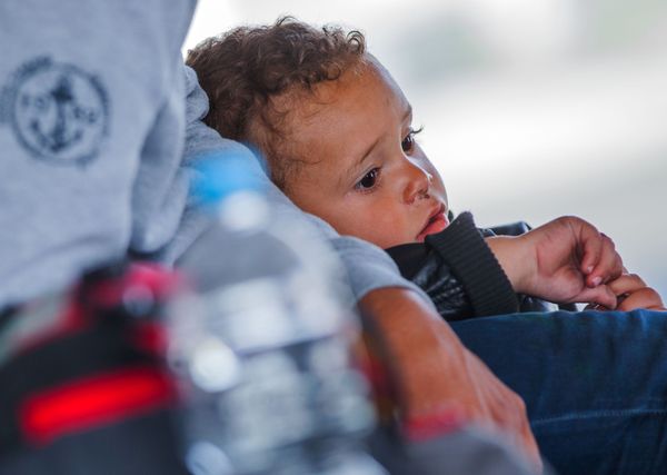 A refugee child waits for a ferry to Sweden at the harbor in Rostock, northeastern Germany, Monday, Sept. 14, 2015. - Sputnik International