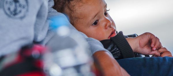 A refugee child waits for a ferry to Sweden at the harbor in Rostock, northeastern Germany, Monday, Sept. 14, 2015. - Sputnik International