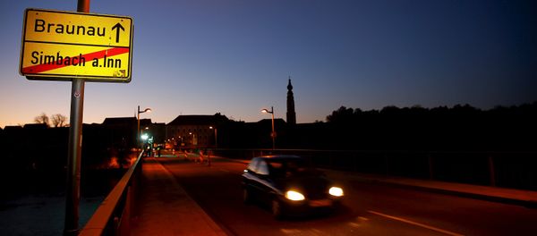 A car drives on an empty bridge crossing the border river Inn at the German-Austrian frontier between Braunau and Simbach am Inn near Passau, Germany at dawn November 1, 2015. - Sputnik International