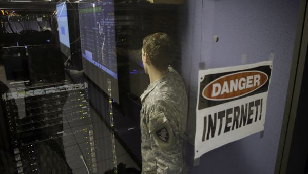 A United States Military Academy cadet checks computers at the Cyber Research Center at the United States Military Academy in West Point, N.Y., Wednesday, April 9, 2014 - Sputnik International