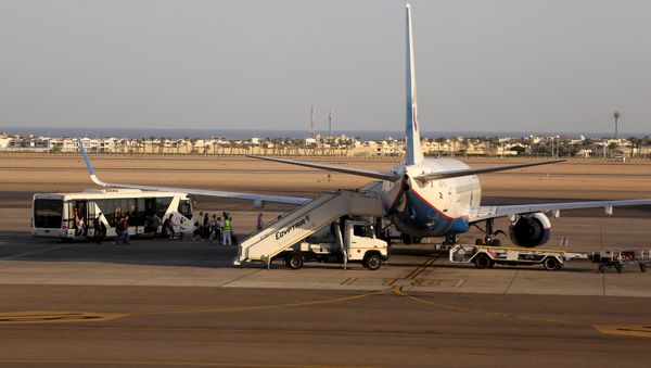 Passengers board a Russian airplane at the airport of the Red Sea resort of Sharm el-Sheikh, November 6, 2015 - Sputnik International