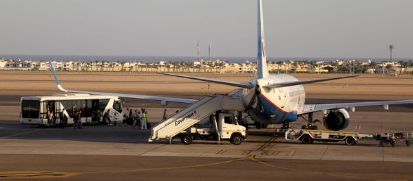 Passengers board a Russian airplane at the airport of the Red Sea resort of Sharm el-Sheikh, November 6, 2015 - Sputnik International