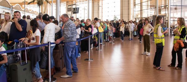 Tourists line up for luggage screening at the airport of Sharm el-Sheikh, Egypt, on Saturday, Nov. 7, 2015 - Sputnik International