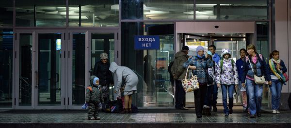Passengers from Hurghada, Egypt and their friends who came to welcome them leave the arrivals area at Tolmachevo airport, Novosibirsk Passengers from Hurghada, Egypt and their friends who came to welcome them leave the arrivals area at Tolmachevo airport, Novosibirsk - Sputnik International