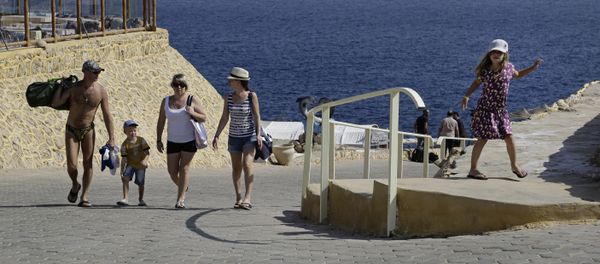 Tourists leave the beach at a resort where many stranded tourists are waiting for evacuation, in Sharm el-Sheikh, south Sinai, Egypt, Saturday, Nov. 7, 2015 Tourists leave the beach at a resort where many stranded tourists are waiting for evacuation, in Sharm el-Sheikh, south Sinai, Egypt, Saturday, Nov. 7, 2015 - Sputnik International