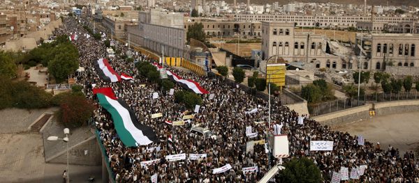 Houthi followers take part in a rally denouncing the Saudi-led air strikes in Yemen's capital Sanaa November 6, 2015 Houthi followers take part in a rally denouncing the Saudi-led air strikes in Yemen's capital Sanaa November 6, 2015 - Sputnik International