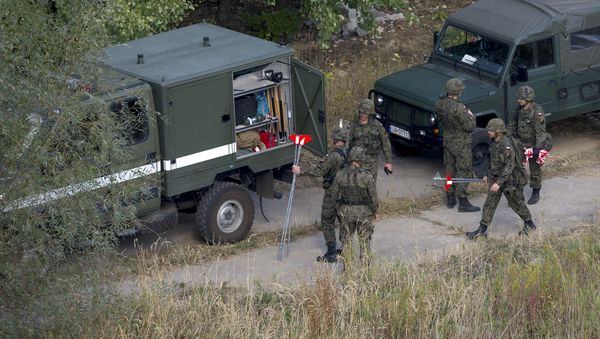 Soldiers stand next to a van near railway tracks between Walbrzych and Wroclaw, on September 28, 2015 as they prepare to search for a rumoured World War II 'gold train' - Sputnik International