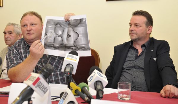 Andreas Richter (R) and Piotr Koper (L) present a ground-penetrating radar image representing according to them a World War II Nazi train during a press conference on September 18, 2015 in Struga near Walbrzych, Poland Andreas Richter (R) and Piotr Koper (L) present a ground-penetrating radar image representing according to them a World War II Nazi train during a press conference on September 18, 2015 in Struga near Walbrzych, Poland - Sputnik International