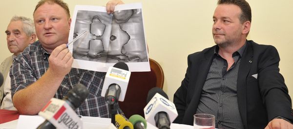 Andreas Richter (R) and Piotr Koper (L) present a ground-penetrating radar image representing according to them a World War II Nazi train during a press conference on September 18, 2015 in Struga near Walbrzych, Poland - Sputnik International