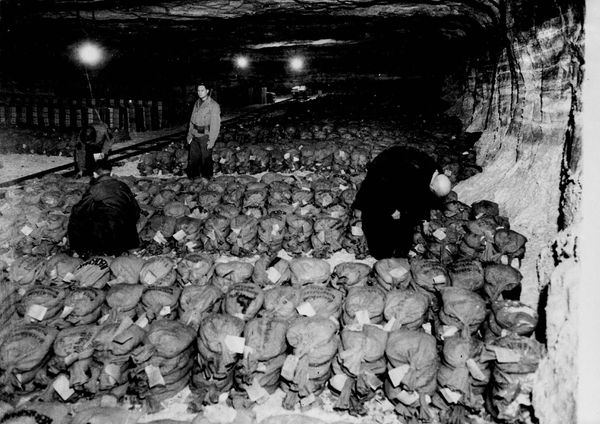 Photo showing part of an estimated 100 tons of gold bullion hidden in a salt mine near Merkers, southwest of Gotha, Germay, found April 7, 1945 by 3rd U.S. Army troops of General George S. Patton Photo showing part of an estimated 100 tons of gold bullion hidden in a salt mine near Merkers, southwest of Gotha, Germay, found April 7, 1945 by 3rd U.S. Army troops of General George S. Patton - Sputnik International