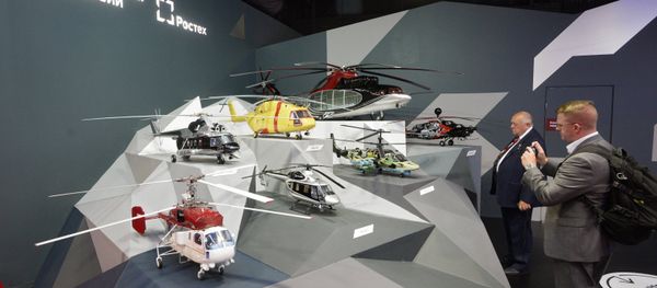 Visitors at the Russian Helicopters stand at the MAKS-2015 air show in Zhukovsky in the Moscow Region - Sputnik International