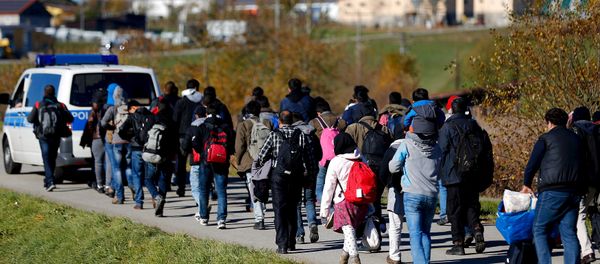 Migrants are escorted by German police to a registration centre, after crossing the Austrian-German border in Wegscheid near Passau, Germany, November 1, 2015 - Sputnik International