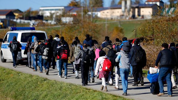 Migrants are escorted by German police to a registration centre, after crossing the Austrian-German border in Wegscheid near Passau, Germany, November 1, 2015 - Sputnik International