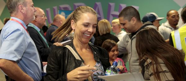 Brenda Capstick arrives home from Sharm al-Sheikh at Luton Airport, north of London, Britain November 6, 2015 - Sputnik International