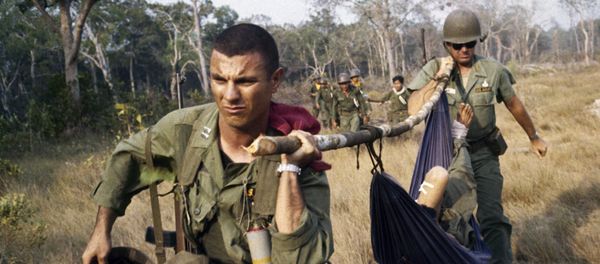 U. S. soldier giving first aid to the wounded in Vietnam in 1968 - Sputnik International