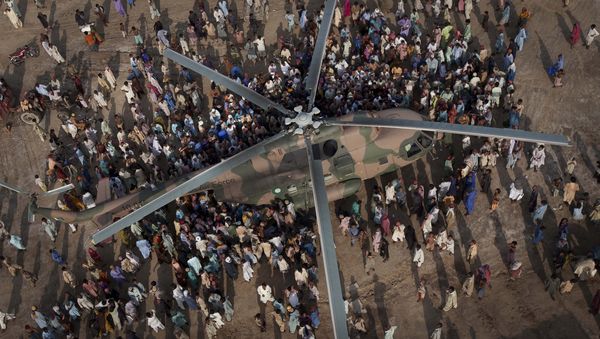 Pakistanis crowd around a Pakistan Army helicopter during a drop of much needed food supplies to the flood encircled village of Tul in , Sindh Province, southern Pakistan, Friday, Aug. 20, 2010 Pakistanis crowd around a Pakistan Army helicopter during a drop of much needed food supplies to the flood encircled village of Tul in , Sindh Province, southern Pakistan, Friday, Aug. 20, 2010 - Sputnik International
