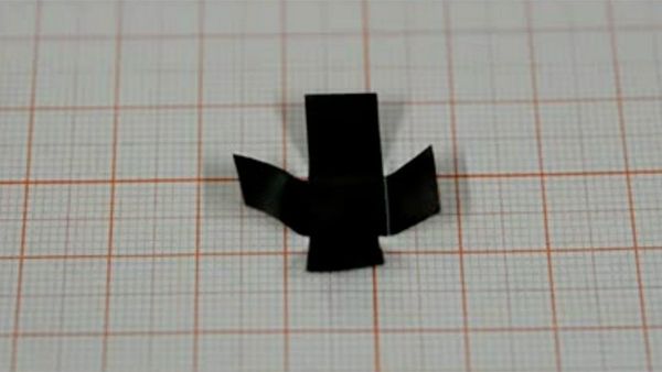 A plus sign–shaped piece of graphene paper can fold into a box when researchers hit it with light - Sputnik International
