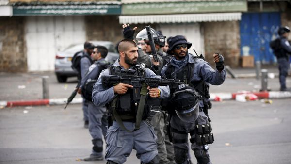 Israeli policemen secure the area where a Palestinian stabbed two Israeli Jews before he was shot dead outside Jerusalem's Old City - Sputnik International