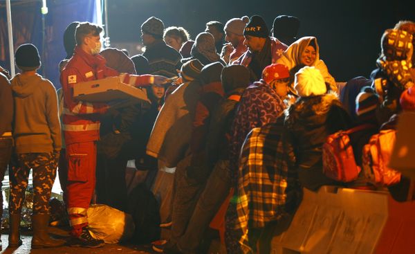 Migrants wait on the bridge at the Austrian-German border between Braunau and Simbach at lake Inn near Passau, Germany, October 27, 2015 - Sputnik International