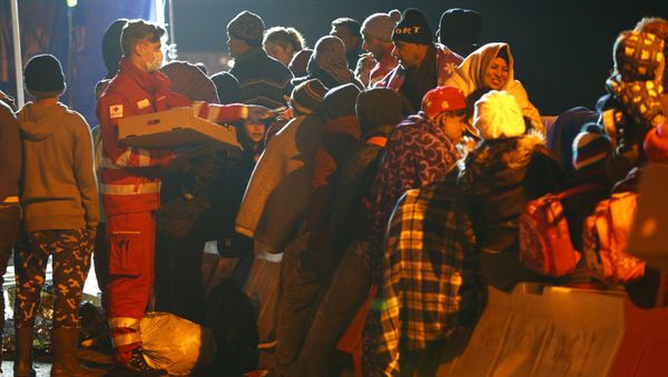 Migrants wait on the bridge at the Austrian-German border between Braunau and Simbach at lake Inn near Passau, Germany, October 27, 2015 Migrants wait on the bridge at the Austrian-German border between Braunau and Simbach at lake Inn near Passau, Germany, October 27, 2015 - Sputnik International